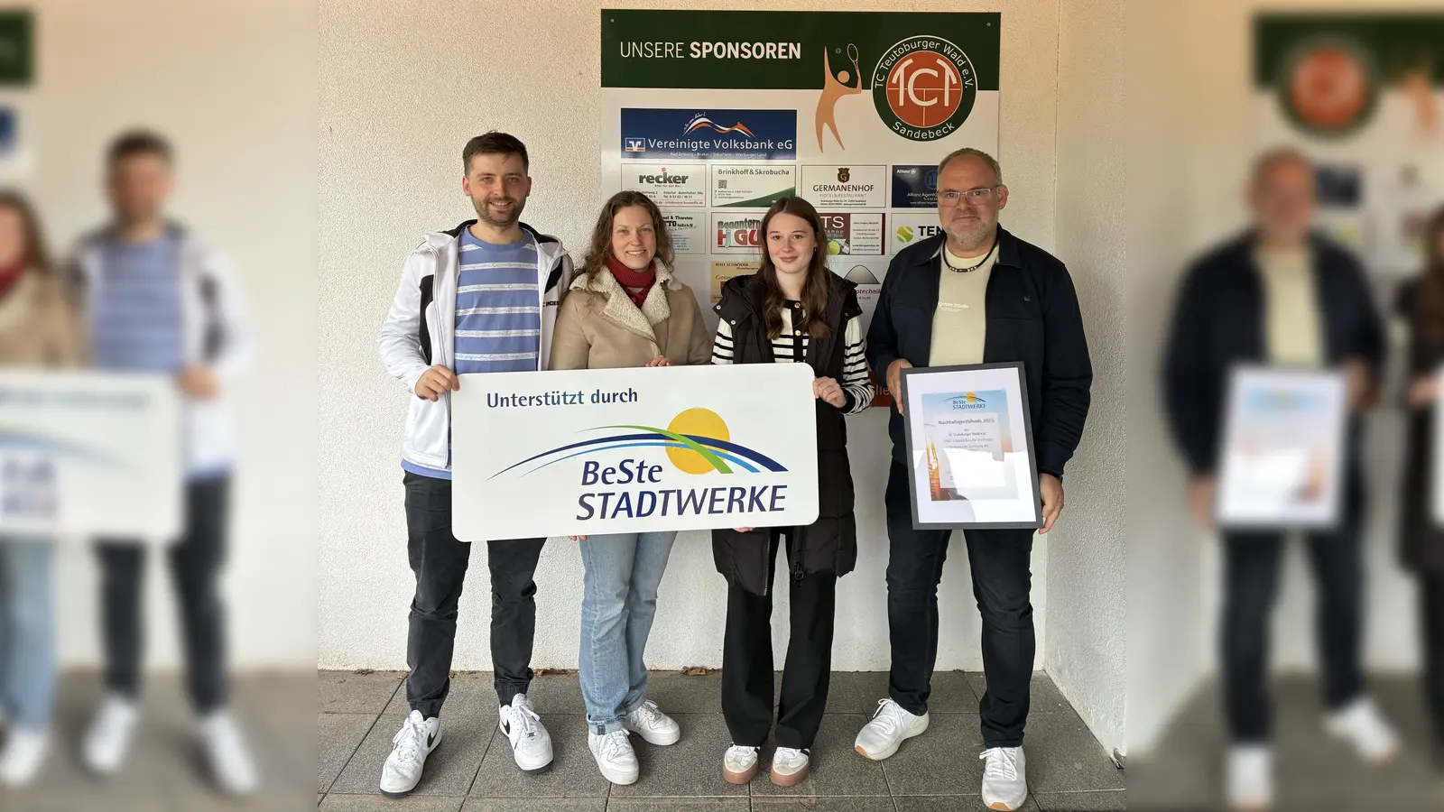 Kevin Niggemann (TC Teutoburger Wald Sandebeck e.V.), Sophie Baier (TC Teutoburger Wald Sandebeck e.V.), Emilia Stamm (BeSte Stadtwerke), Thorsten Otto (TC Teutoburger Wald e.V.). (Foto: privat)