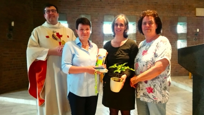 Verabschiedung und Dank (v.l.): Pfarrer Matthias Klauke, Beatrix Hesse, Melanie Humborg und Manuela Stricker. (Foto: Doris Dietrich)