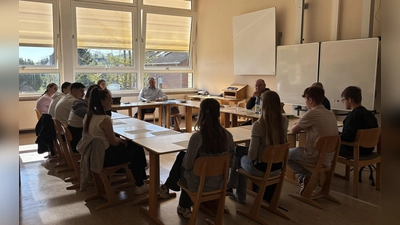 Die Schülerinnen und Schüler der Haupt- und Realschule Eschershausen hatten Gelegenheit, ihre Fragen an die Kreispolitik und die Kreisverwaltung im Gespräch mit Landrat Michael Schünemann loszuwerden. (Foto: Landkreis Holzminden)