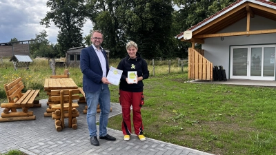 SVR-Geschäftsführer Manuel Liebig übergibt die Urkunde zum Qualitätsgastgeber Wanderbares Deutschland an Elke Hoppe. (Foto: SVR)
