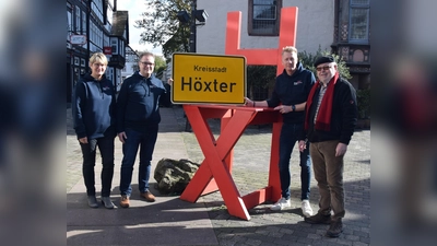 Claudia Pelz-Weskamp, Christoph Missing und Markus Finger vom Vorstandsteam der Bürgerstiftung Höxter freuen sich zusammen mit Stadtführer Wilfried Henze auf den Neubürgerempfang. (Foto: Bürgerstiftung Höxter)
