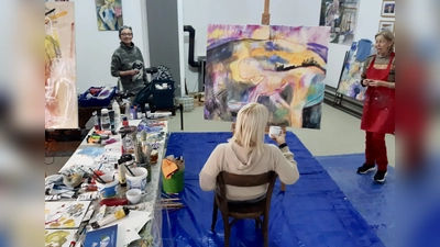 Bei gemeinsamer Atelier-Arbeit hat sich die Bonner Gruppe ARTAzzurri als Ausstellungsgemeinschaft gefunden. (Foto: Azzurri)