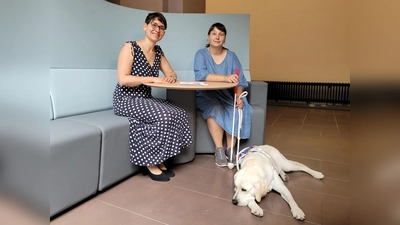 Prof. Dr. Viviane Schachler, Inklusionsbeauftragte der Fakultät Management, Soziale Arbeit, Bauen (links), und Adina Kroggel mit Assistenzhündin Gusta. (Foto: HAWK)