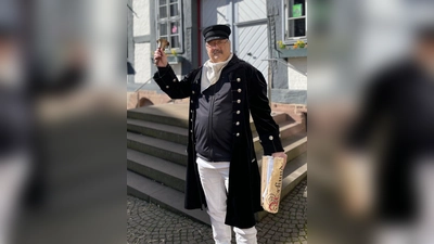 Redner Bode ruft zur Entdeckungstour. (Foto: Touristik-Information Uslar)