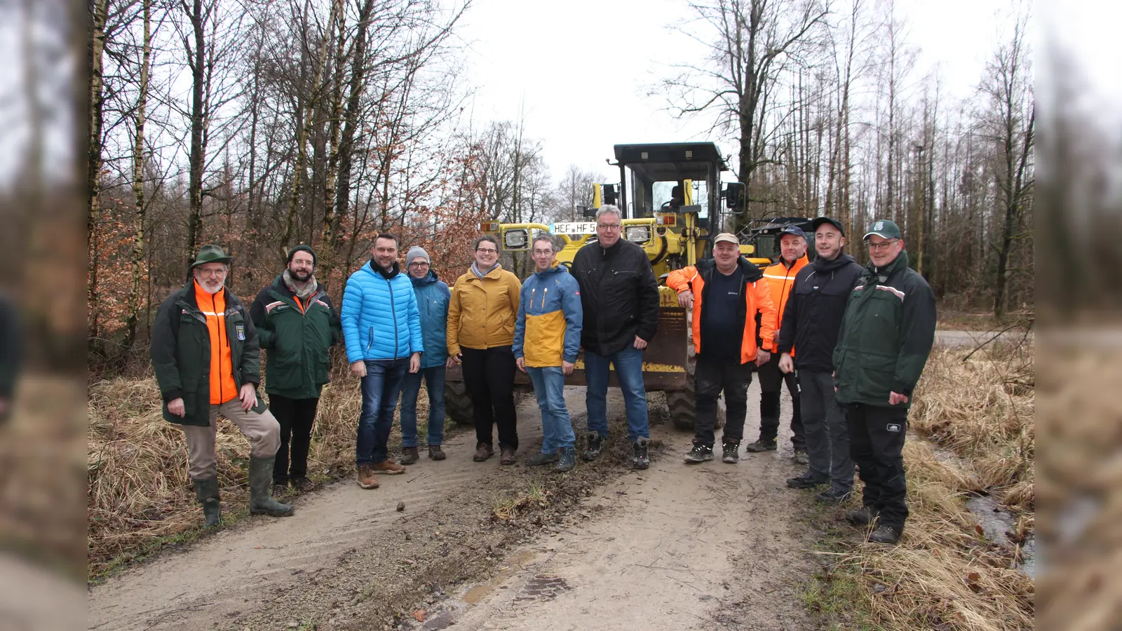 Holger Pflüger-Grone (Forstamtsleiter Reinhardshagen), Johannes Flikschuh (Leiter HessenForst-Technik), Torben Busse (Bürgermeister Stadt Hofgeismar), Lars Obermann (Bürgermeister Stadt Immenhausen), Manuela Greipel (Geschäftsführerin Naturpark Reinhardswald), Marcus Dittrich (Bürgermeister Stadt Bad Karlshafen), Fred Dettmar (Bürgermeister Gemeinde Reinhardshagen), Jörg Dülfer und Markus Heiwig (beide Maschinenführer HessenForst-Technik), Martin Lange (Bürgermeister Stadt Trendelburg), Jürgen Braun (Bereichsleiter Wegebau HessenForst-Technik). (Foto: HessenForst)