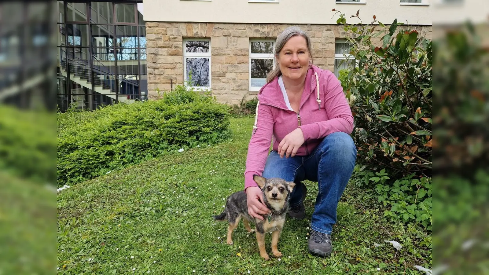 Birgit Rothenberg vom (FB V Finanzen) mit Yorkshire-Mischling Monty (8), der die neue Hundesteuermarke der Stadt Warburg am Halsband trägt. (Foto: Stadt Warburg)