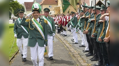 Oberst Hendrik Baumann schritt beim Festzug salutierend die Reihe der Teilnehmer ab und begrüßte diese. (Foto: Stefan Bönning)
