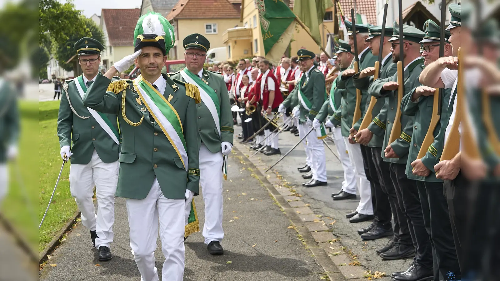 Oberst Hendrik Baumann schritt beim Festzug salutierend die Reihe der Teilnehmer ab und begrüßte diese. (Foto: Stefan Bönning)