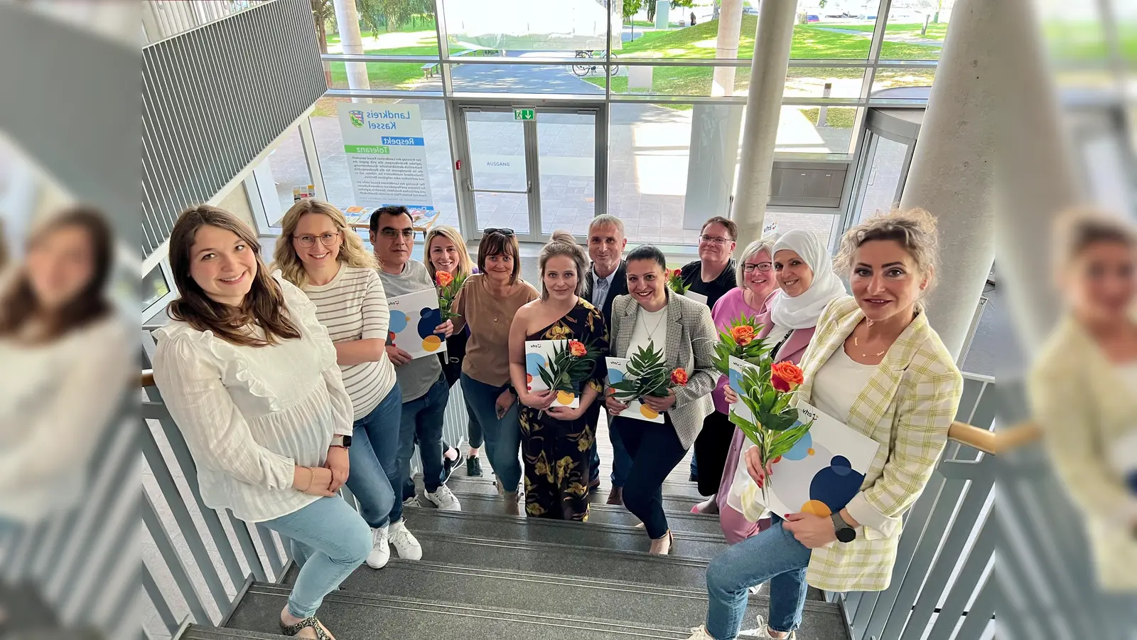 Der Landkreis Kassel und die vhs haben weitere Betreuungskräfte für die Grundschulen qualifiziert: Dozentin Alexandra Garbe (v.l.), Anna Rein, Programmverantwortliche junge vhs, Jalal Wali, Dozentin Sonja Lozano Ledesma, Koordinatorin Kerstin Schultheis, Firdevs Özdemir, Uwe Koch, Fachbereichsleiter Schulen, Sport und Mobilität, Natalina Trombello, Markus Engel, Vizelandrätin Silke Engler, Nahed Ayasha und Servet Kordonsky.  (Foto: Shuhaiber/Landkreis Kassel)