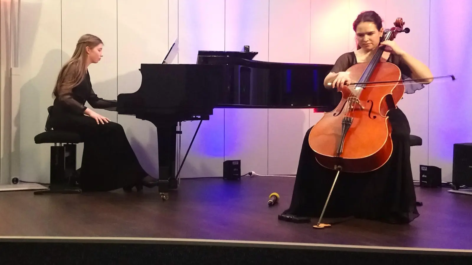 Josepha Eleonore Kühn (rechts) und Anne Beykirch begeisterten am Konzertabend. (Foto: Doris Dietrich)