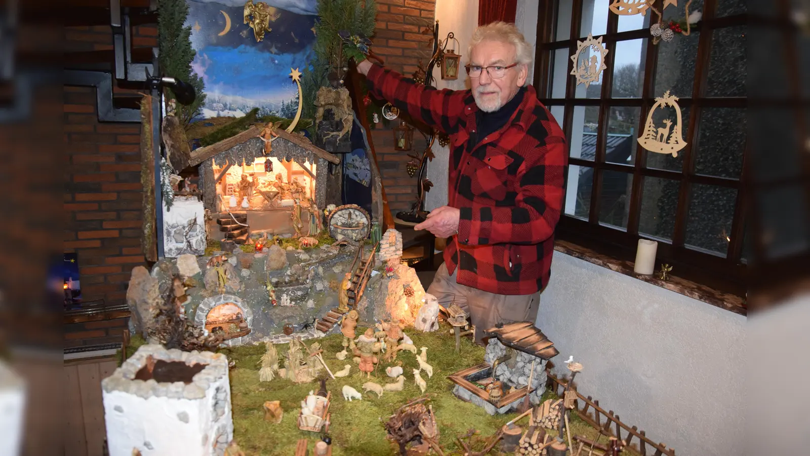 Helmut Hartmann ist ein Meister des Tüftelns und präsentiert seine Werke mit Begeisterung. (Foto: Marc Otto)