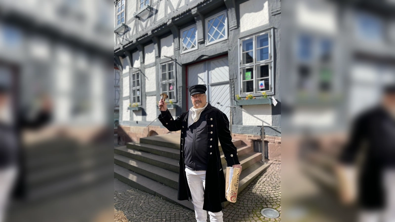Jürgen Fischer schlüpft in die Rolle von Redner Bode. (Foto: Touristik-Information Uslar)