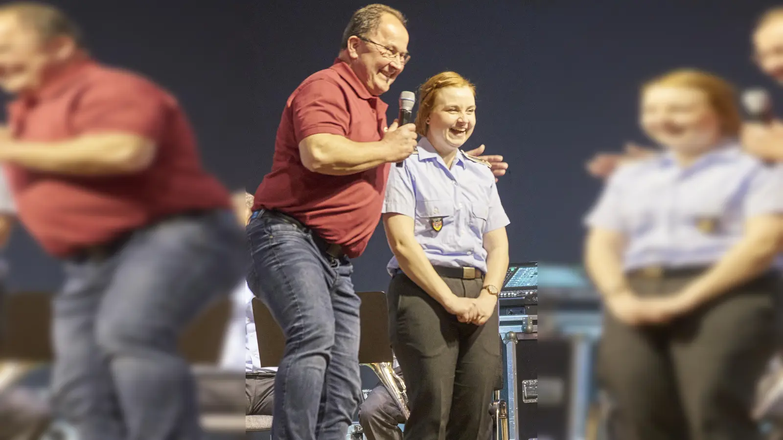 Freuten sich auf einen tollen Musikabend mit Egerländer Blasmusik: Der Chef der Kulturgemeinschaft und Oberfeldwebel Johanna Klett, die durchs Konzert dirigierte. (Foto: Stefan Bönning)