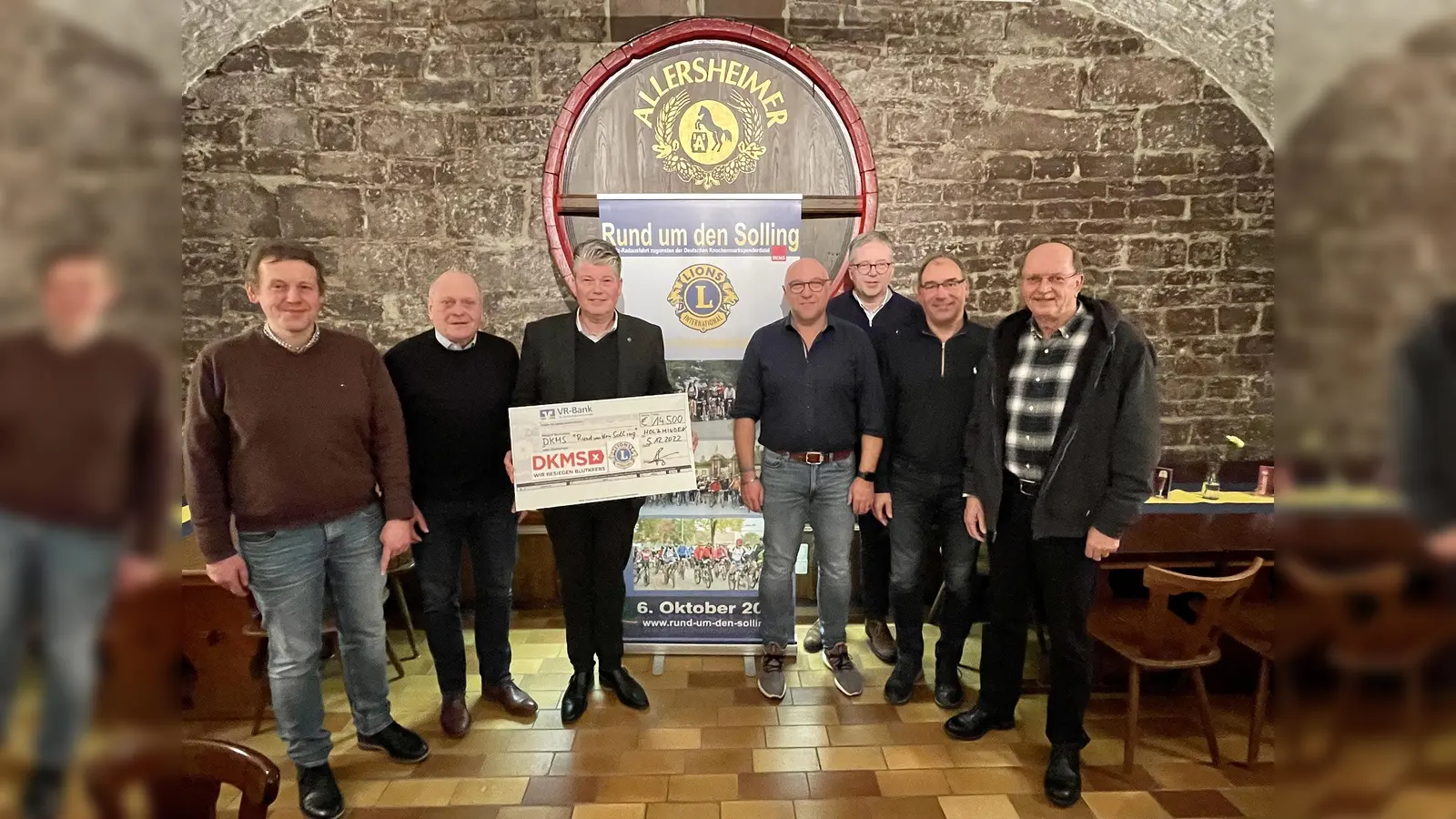 Große Freude herrschte bei der Helferparty im Urpilskeller der Brauerei Allersheim: Hendryk Heise (v.l.), Bernd Wiesendorf, Dirk Brüninghaus, Jens-Martin Wolff, Joachim Ruthe, Dr. Christoph Sandforth und Wolfgang Stark vom Lions Club Holzminden präsentieren den symbolischen Scheck mit der stolzen Spendensumme von 14.500 Euro für die DKMS.  (Foto: Kreissportbund Holzminden)