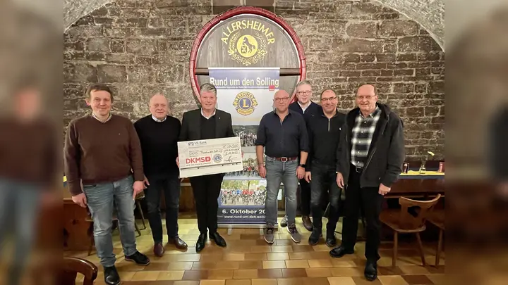 Große Freude herrschte bei der Helferparty im Urpilskeller der Brauerei Allersheim: Hendryk Heise (v.l.), Bernd Wiesendorf, Dirk Brüninghaus, Jens-Martin Wolff, Joachim Ruthe, Dr. Christoph Sandforth und Wolfgang Stark vom Lions Club Holzminden präsentieren den symbolischen Scheck mit der stolzen Spendensumme von 14.500 Euro für die DKMS.  (Foto: Kreissportbund Holzminden)