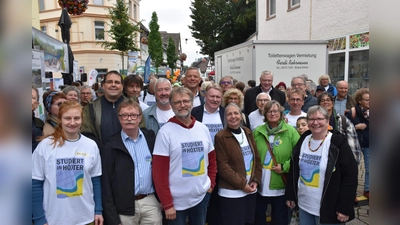 Schulterschluss von Hochschule, Politik, Ehemaligen, Naturschutzverbänden und Bürgerschaft bei der bisher größten Protestaktion zu Erhaltung des Technischen Universität in Höxter.  (Foto: Barbara Siebrecht)