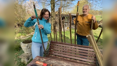 Alicja Wiatr (TI Neuhaus und Silberborn) und Kursleiter Wolfgang Warta zeigen Rohmaterial und was daraus entstehen kann. (Foto: TI Neuhaus und Silberborn)