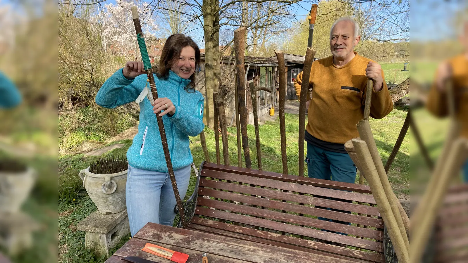 Alicja Wiatr (TI Neuhaus und Silberborn) und Kursleiter Wolfgang Warta zeigen Rohmaterial und was daraus entstehen kann. (Foto: TI Neuhaus und Silberborn)
