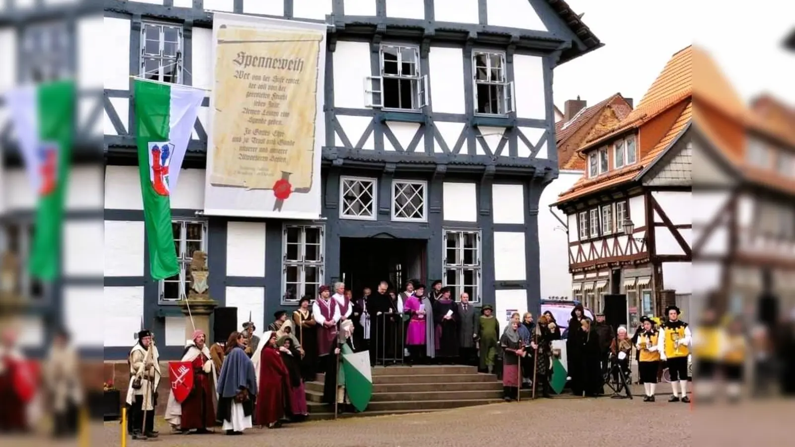 Vor dem Historisches Rathaus in Uslar verteilen auch heute noch die Ortsratsmitglieder beim Spenneweih Spennewecken (Brote). (Foto: CC-BY-SA Touristik-Information Uslar/W. Wedekind)