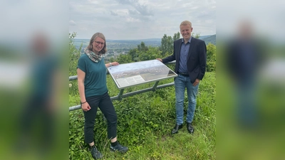 Jens Göke (Vorsitzender des Bezirksausschusses Beverungen) und Julia Knipping (Tourist Information Beverungen) an der neuen Panorama-Tafel am Eisberg. (Foto: Verena Hoppe, Beverungen Marketing e.V.)