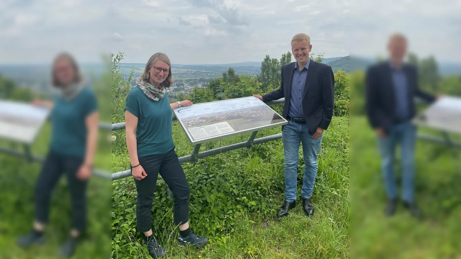 Jens Göke (Vorsitzender des Bezirksausschusses Beverungen) und Julia Knipping (Tourist Information Beverungen) an der neuen Panorama-Tafel am Eisberg. (Foto: Verena Hoppe, Beverungen Marketing e.V.)