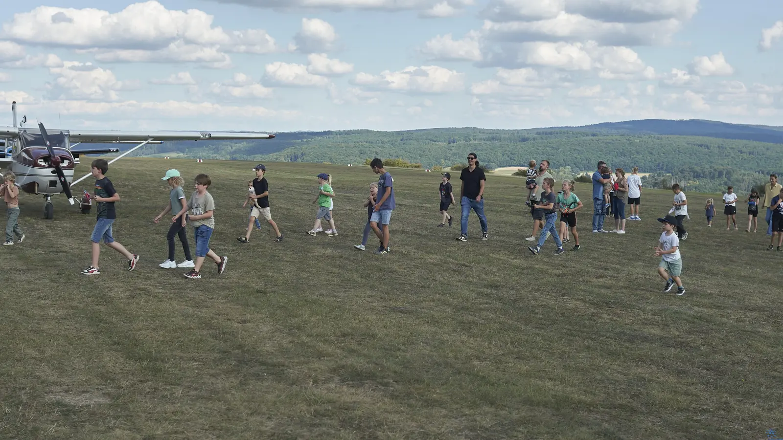 Nach dem Abwurf von Süßigkeiten aus einem Modellflugzeug übernahmen für eine kurze Zeit die Kinder die Kontrolle über die Piste auf dem Hölleberg. (Foto: Stefan Bönning)