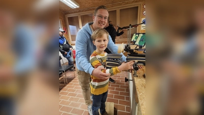 Erste Schüsse mit dem Lasergewehr: Leon Klingsiek vorne mit Dominic Klingsiek  (Foto: privat)