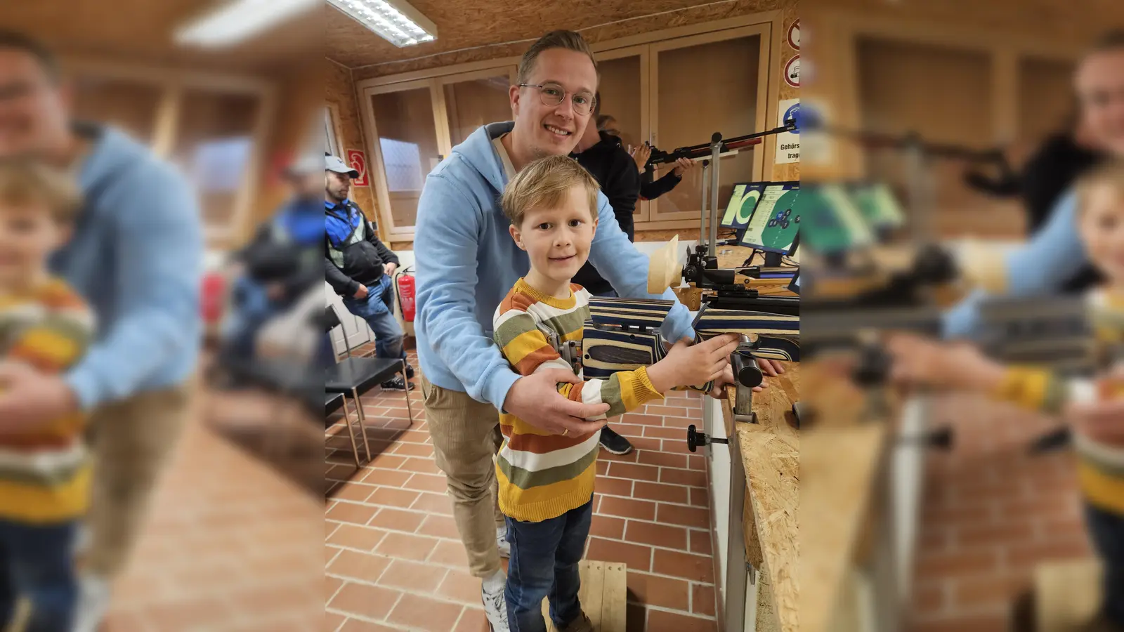 Erste Schüsse mit dem Lasergewehr: Leon Klingsiek vorne mit Dominic Klingsiek  (Foto: privat)