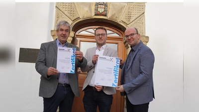 Freuen sich über die Rezertifizierung: Bürgermeister Hermann Temme, Alexander Kleinschmidt, Allgemeiner Vertreter des Bürgermeisters, und Andreas Oesselke, Leiter der Personalabteilung. (Foto: Stadt Brakel)