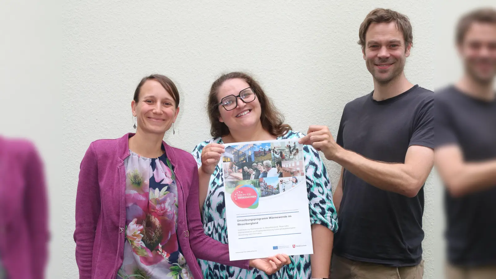 EU-Förderung für das Umsetzungsprogramm Wärmewende im Weserbergland - die Klimaschutzagentur wird elf Kommunen bei den nächsten Schritten zum zukunftsfähigen Heizen begleiten. Es freuen sich darüber die Geschäftsführerin der Klimaschutzagentur Weserbergland Anja Lippmann-Krüger (li.) sowie die Projektverantwortlichen Franziska Dröge (mi.) und Patrick Bienstein (re.). (Foto: Klimaschutzagentur Weserbergland)