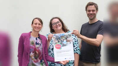 EU-Förderung für das Umsetzungsprogramm Wärmewende im Weserbergland - die Klimaschutzagentur wird elf Kommunen bei den nächsten Schritten zum zukunftsfähigen Heizen begleiten. Es freuen sich darüber die Geschäftsführerin der Klimaschutzagentur Weserbergland Anja Lippmann-Krüger (li.) sowie die Projektverantwortlichen Franziska Dröge (mi.) und Patrick Bienstein (re.). (Foto: Klimaschutzagentur Weserbergland)