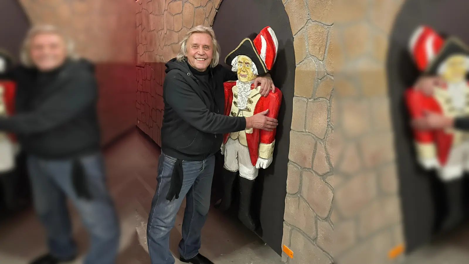 Karl-Heinz alias „Charly“ Heising mit einer der von ihm geschaffenen Stadtgardefiguren. (Foto: Ludwig Spieker)