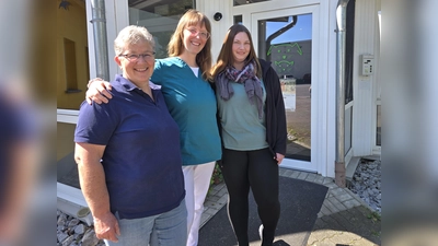 Nach 32 Jahren legt Dr. Kristina Oster (links) ihre Tierarztpraxis in jüngere Hände: Künftig leiten Tierärztin Hannah Fennel (Mitte) und Praxismanagerin Saskia Henrich (rechts) das Tiergesundheitszentrum Warburg. Dr. Kristina Oster bleibt den überwiegend vierbeinigen Patienten aber als angestellte Tierärztin erhalten. (Foto: Saskia Jochheim)