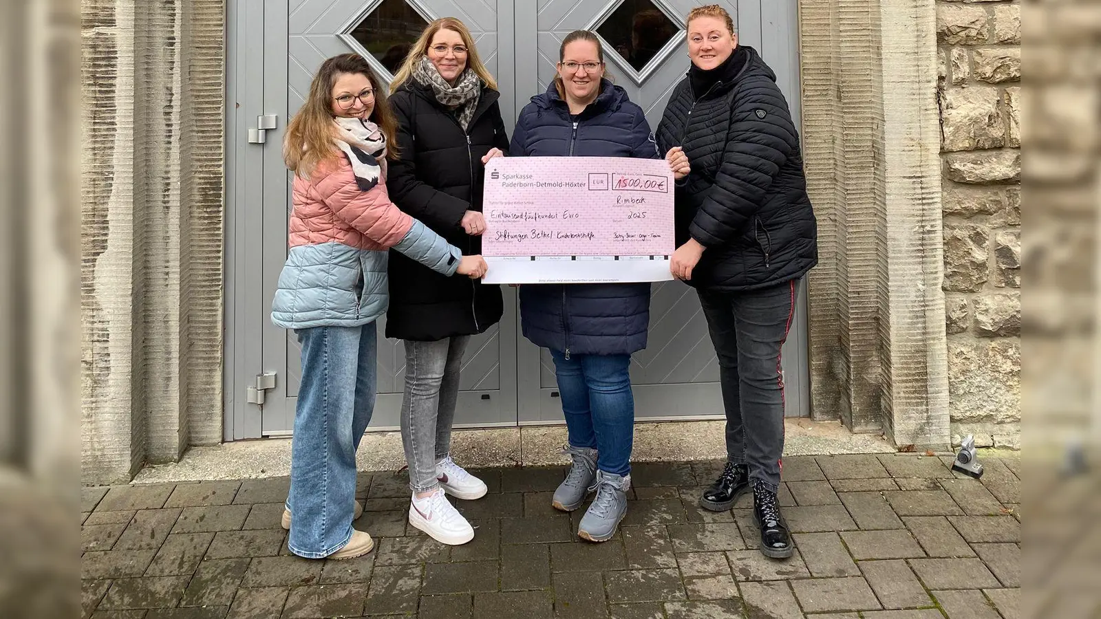 Das Organisationsteam präsentiert den Spendenscheck. (Foto: privat)