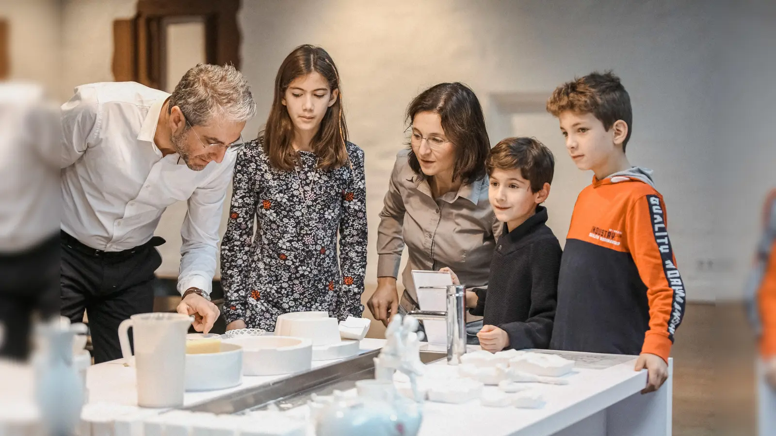 Mit der Familie in der Besucherwerkstatt. (Foto: Claudia Warneke)