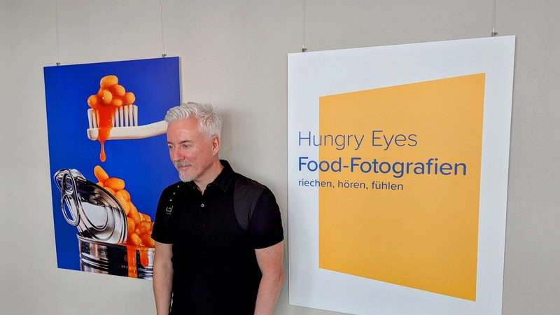 Künstler und Food-Fotograf Ellis Parrinder bei der Eröffnung seiner Ausstellung (Foto: Sensoria)