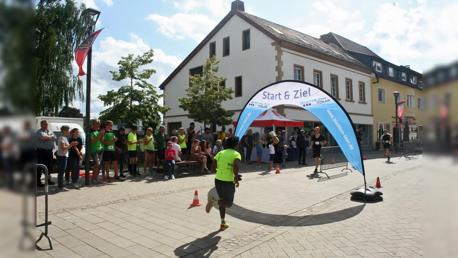 Mit reichlich unterstützendem Applaus ging es über die Ziellinie. (Foto: biathlon-tour.de/ Martin Bremer)