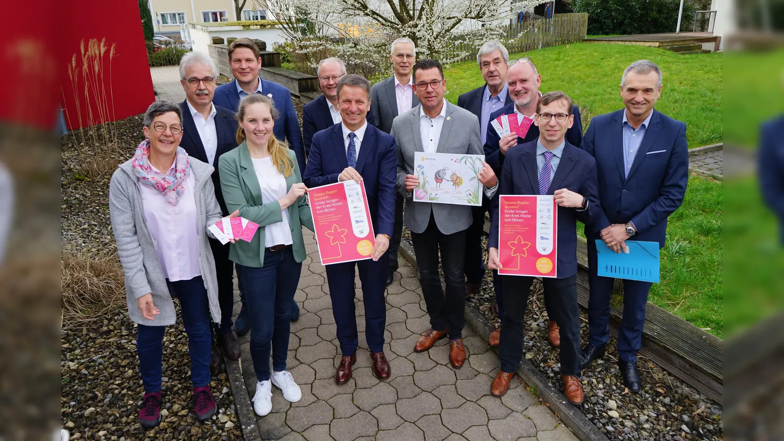 Vorfreude auf die Blühtüten-Aktion bei (vorn v. l.): Martina Krog, Klimaschutzbeauftragte des Kreises Höxter, Maria Kemker, Westenergie-Kommunalmanagerin, Landrat Michael Stickeln, Bürgermeister Carsten Torke (Steinheim), Bürgermeister Johannes Schlütz (Nieheim), Bürgermeister Tobias Scherf (Warburg) und Bürgermeister Burkhard Deppe (Bad Driburg) sowie (hinten von links) Bürgermeister Norbert Hofnagel (Willebadessen), Bürgermeister Nicolas Aisch (Borgentreich), Bürgermeister Hubertus Grimm (Beverungen), Bürgermeister Josef Suermann (Marienmünster) und Bürgermeister Hermann Temme (Stadt Borgentreich). Es fehlt Bürgermeister Daniel Hartmann (Höxter). (Foto: Kreis Höxter)