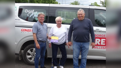 V.l.: Werner Dürdoth (Vereinsvorsitzender), Brigitte Ruck (Lütgeneder, 500. Fahrgast) und Josef Herbold (ehrenamtlicher Fahrer). (Foto: privat)