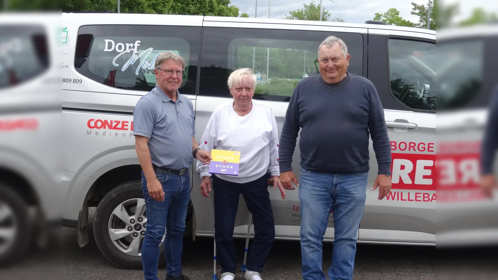 V.l.: Werner Dürdoth (Vereinsvorsitzender), Brigitte Ruck (Lütgeneder, 500. Fahrgast) und Josef Herbold (ehrenamtlicher Fahrer). (Foto: privat)