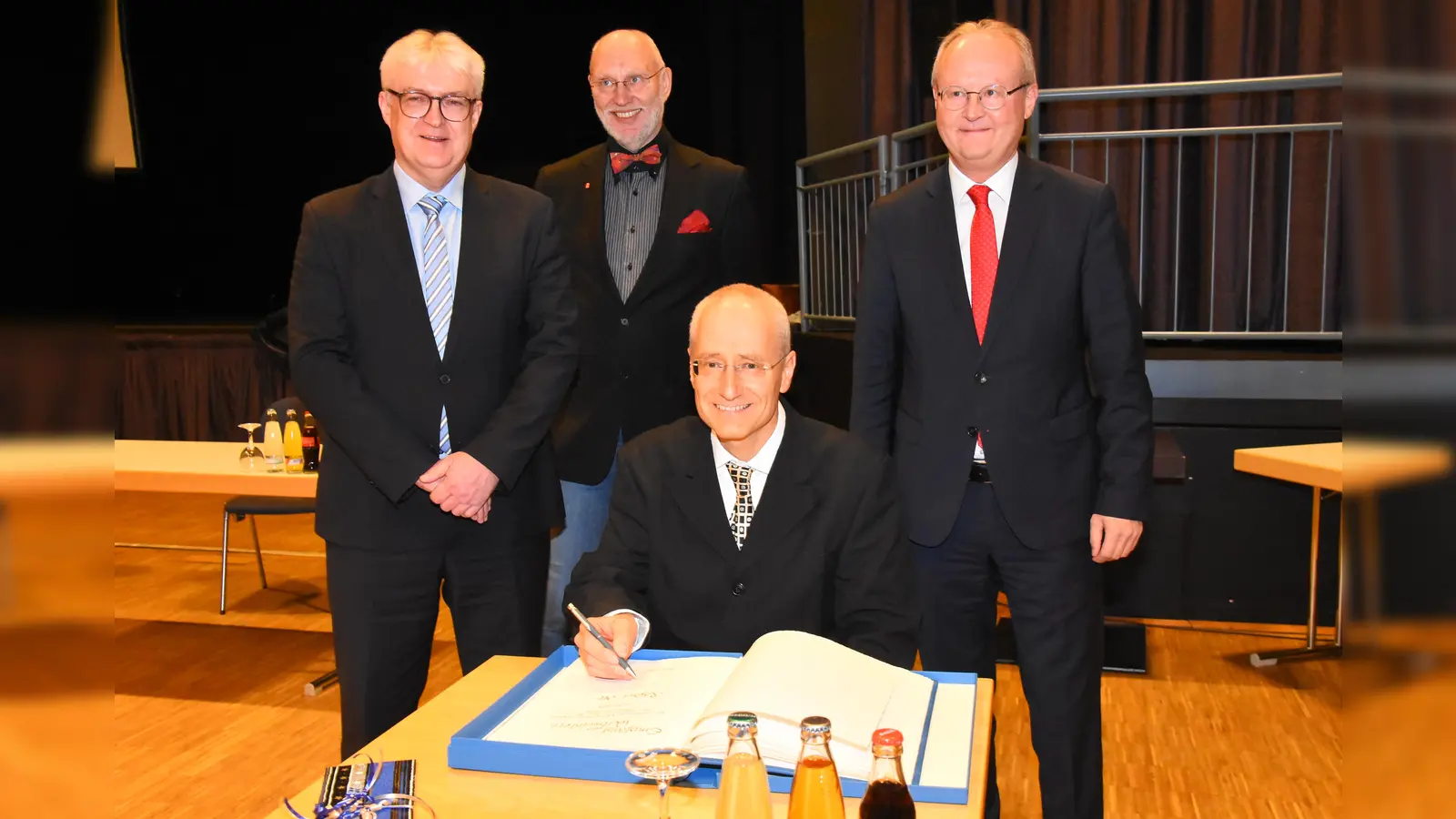 Rafael Ott trug sich in das Goldene Buch der Stadt Beverungen ein. Im Hintergrund (v.l.) stellv. Bürgermeister Günter Weskamp, stellv. Bürgermeister Roger van Heynsbergen und Bürgermeister Hubertus Grimm. (Foto: Peter Vössing )