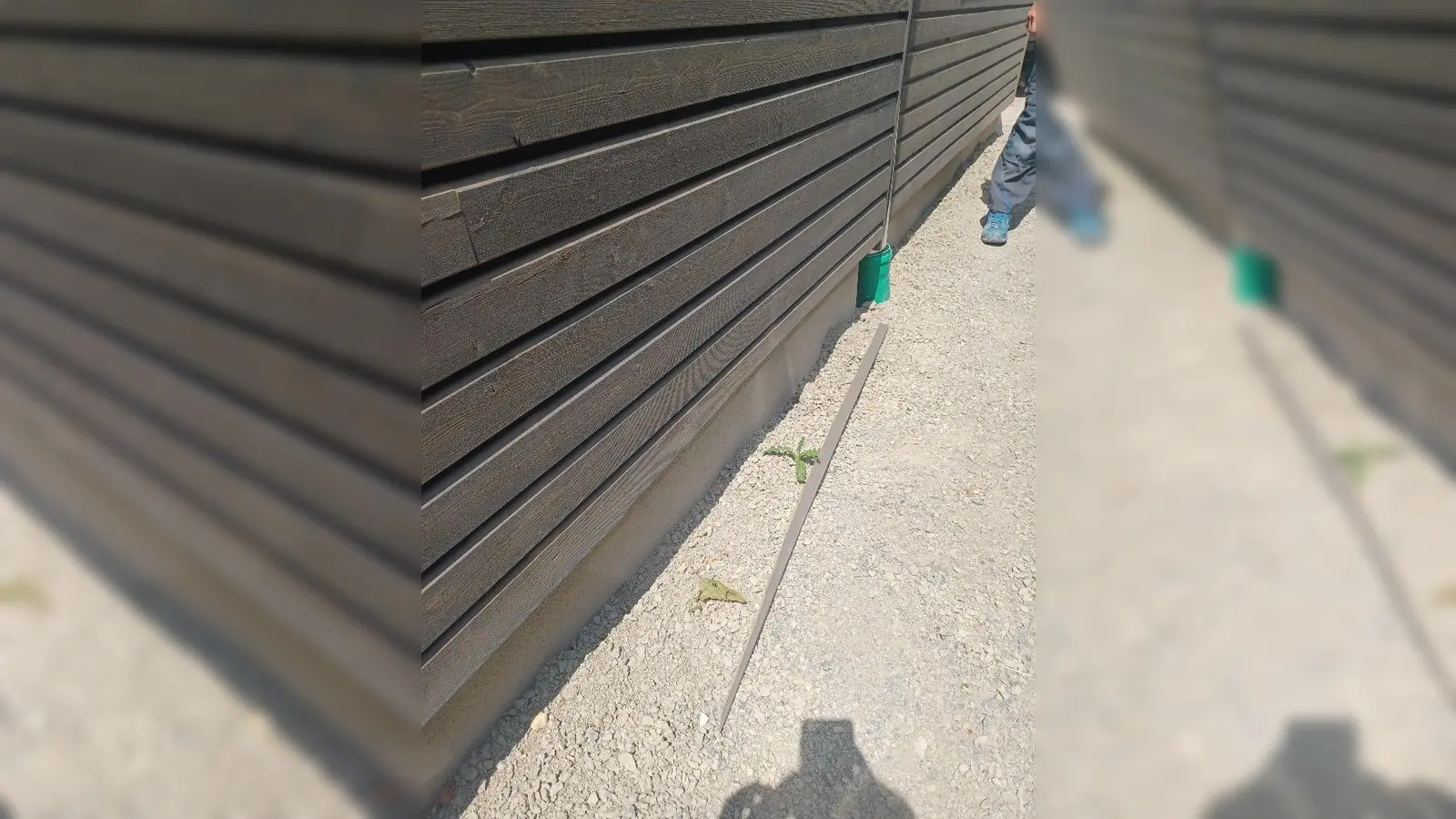 Die Holzaußenverkleidung wurde vermutlich durch Fußtritte beschädigt und zerbrochen. (Foto: Marc Otto)