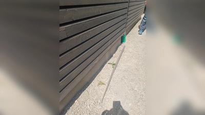 Die Holzaußenverkleidung wurde vermutlich durch Fußtritte beschädigt und zerbrochen. (Foto: Marc Otto)