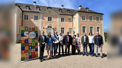 Präsentierten voller Vorfreude das Musikprogramm des Landluftkonzert zum Kreisjubiläum am 29. Juni vor dem Schloss Rheder (von links): Michael Meier (Verbundvolksbank OWL eG), Marleen Menne (Vereinigte Volksbank eG), Franz-Gerd Brökel (Sparkasse Paderborn-Detmold-Höxter), Landrat Michael Stickeln, Organisator Werner Seeger, Brakels Bürgermeister Hermann Temme, Gabriele Freifrau von Spiegel, Friedrich Luchterhandt (künstlerischer Betriebsdirektor der Nordwestdeutschen Philharmonie), Moderatorin Julia Ures, Ferdinand Freiherr von Spiegel mit Marie Freifrau von Spiegel sowie Andreas Kuntze (Intendant der Nordwestdeutschen Philharmonie). (Foto: Kreis Höxter)