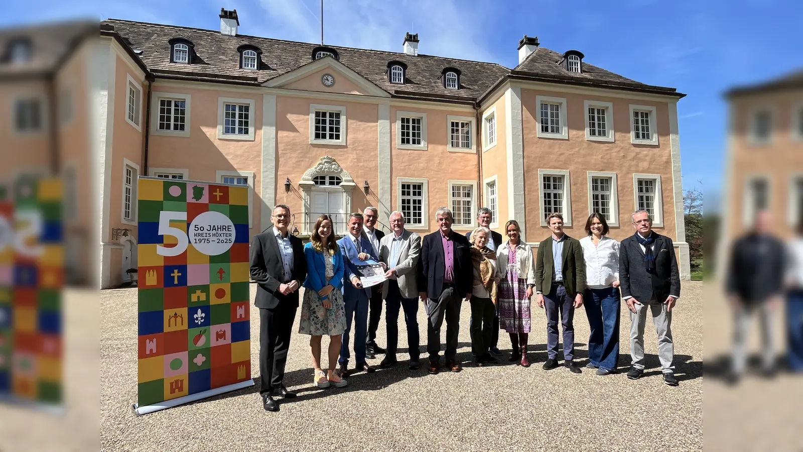 Präsentierten voller Vorfreude das Musikprogramm des Landluftkonzert zum Kreisjubiläum am 29. Juni vor dem Schloss Rheder (von links): Michael Meier (Verbundvolksbank OWL eG), Marleen Menne (Vereinigte Volksbank eG), Franz-Gerd Brökel (Sparkasse Paderborn-Detmold-Höxter), Landrat Michael Stickeln, Organisator Werner Seeger, Brakels Bürgermeister Hermann Temme, Gabriele Freifrau von Spiegel, Friedrich Luchterhandt (künstlerischer Betriebsdirektor der Nordwestdeutschen Philharmonie), Moderatorin Julia Ures, Ferdinand Freiherr von Spiegel mit Marie Freifrau von Spiegel sowie Andreas Kuntze (Intendant der Nordwestdeutschen Philharmonie). (Foto: Kreis Höxter)