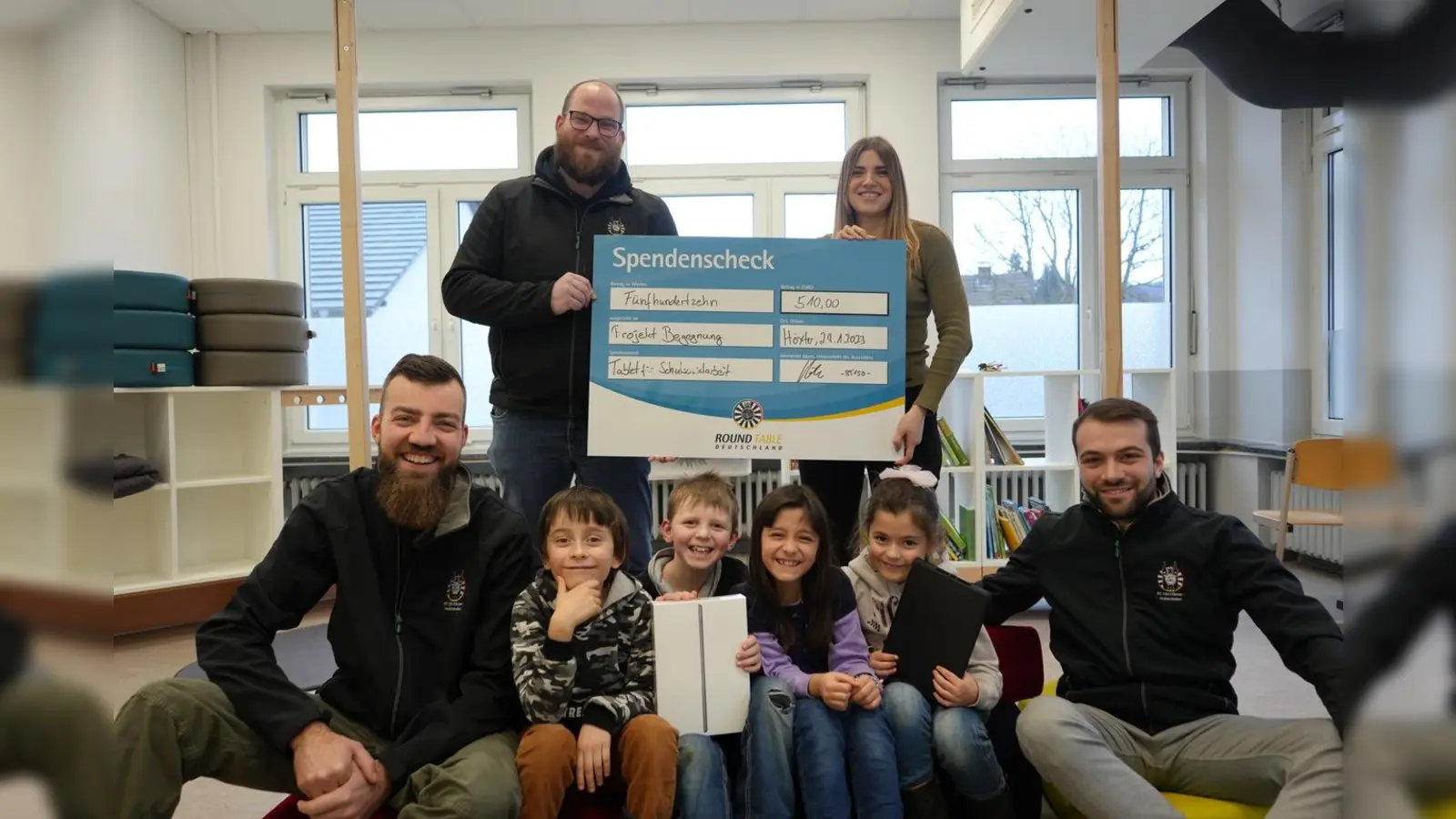 Spendenübergabe (h.v.l.): Christian Höke, Round Table 150 Höxter-Holzminden und Sandra Janiszweksi, Leiterin der OGS an der Grundschule Ottbergen. U.l.: Andi Rüther, Round Table 150 Höxter-Holzminden sowie r. Noah Potthast, Round Table 150 Höxter-Holzminden. (Foto: privat)
