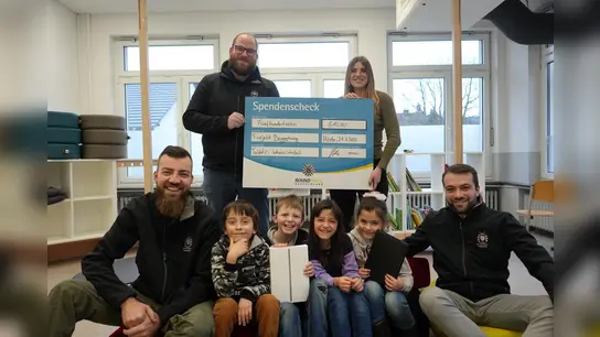 Spendenübergabe (h.v.l.): Christian Höke, Round Table 150 Höxter-Holzminden und Sandra Janiszweksi, Leiterin der OGS an der Grundschule Ottbergen. U.l.: Andi Rüther, Round Table 150 Höxter-Holzminden sowie r. Noah Potthast, Round Table 150 Höxter-Holzminden. (Foto: privat)