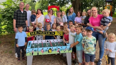 Übergabe des Kinderkickers an die KiTa Nethespatzen. (Foto: privat)