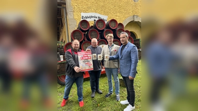 Sehen dem Bockbieranstich mit Vorfreude entgegen (v.l.): Markus Härmens (Fa. Mgrafix), Michael Lange<br>(Braumeister), Ferdinand Freiherr von Spiegel (Geschäftsführer) und Guido Kaltwasser (Vertriebsleiter). (Foto: privat)