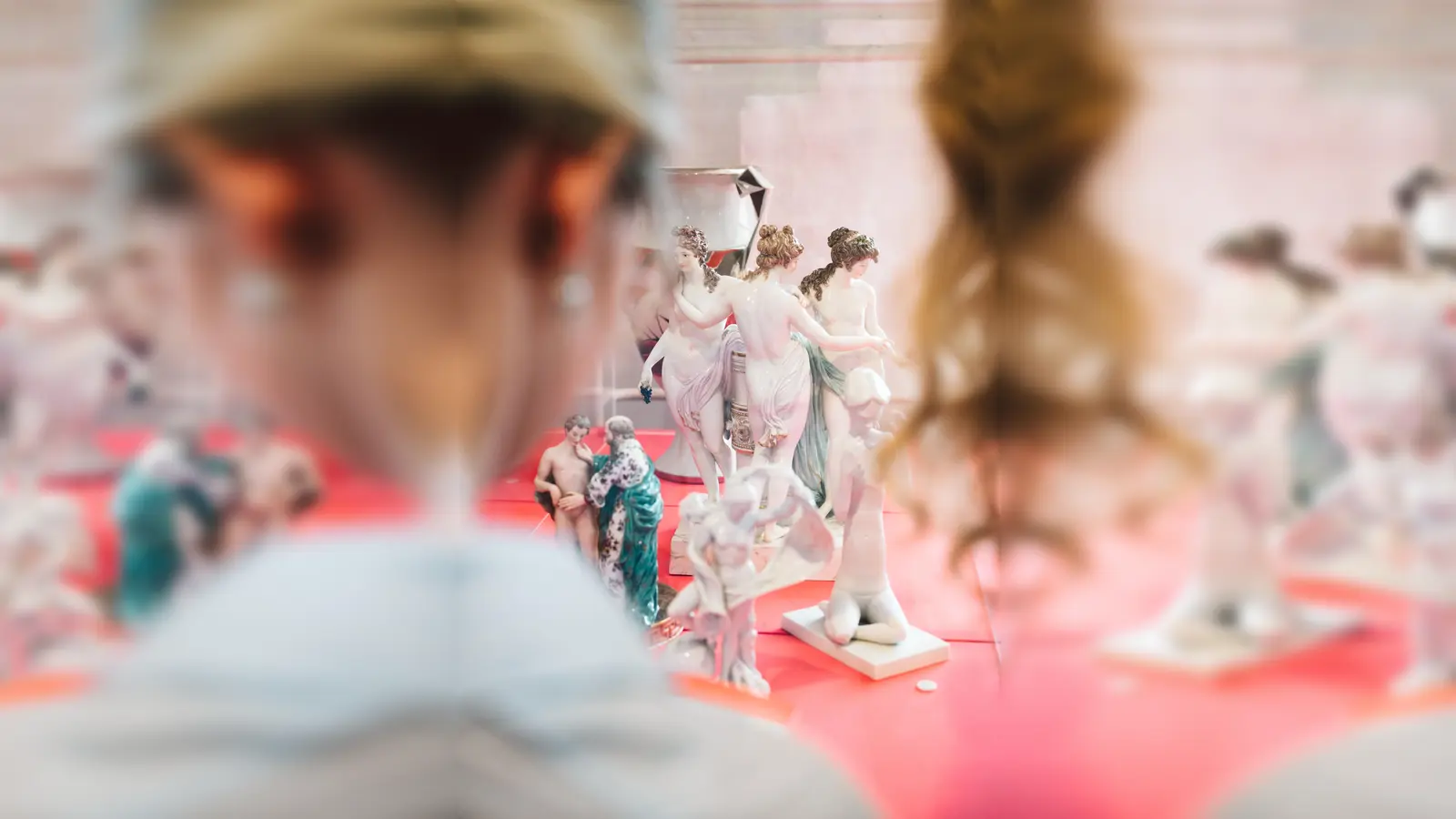 Aktuelle Sonderausstellung „Der edle Akt. Porzellan und Erotik“. (Foto: Maria Athens)